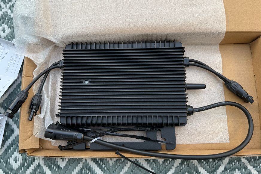 Hoymiles HMS-800-2T Wechselrichter im Balkonstrom-Testset, bei Smart-Home-Fox im Test. 